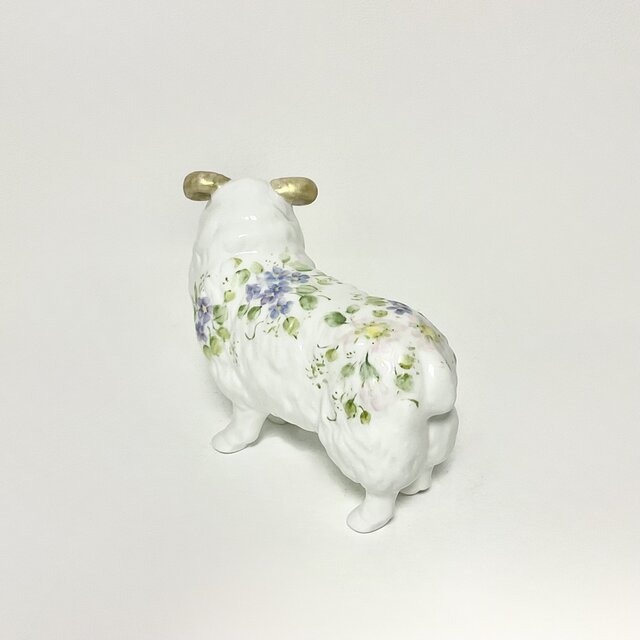 手描きの野の花の、ヒツジのフィギュリン | iichi 日々の暮らしを