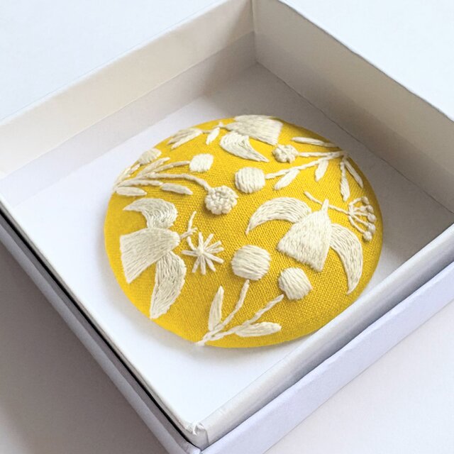 北欧風ことりと草花の刺繍ブローチ【hokuo】#527 | iichi 日々の暮らし