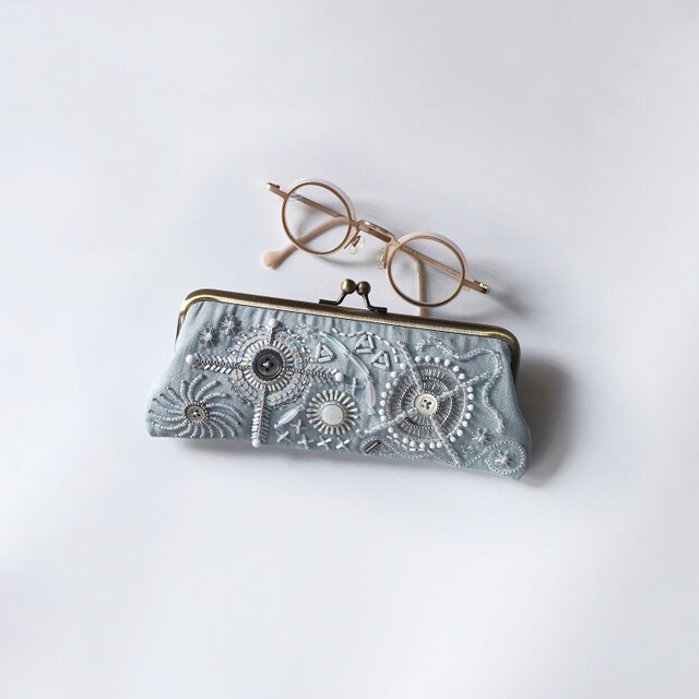 がま口メガネケース ビーズ刺繍 アイスブルー ペンケース兼用 一点もの