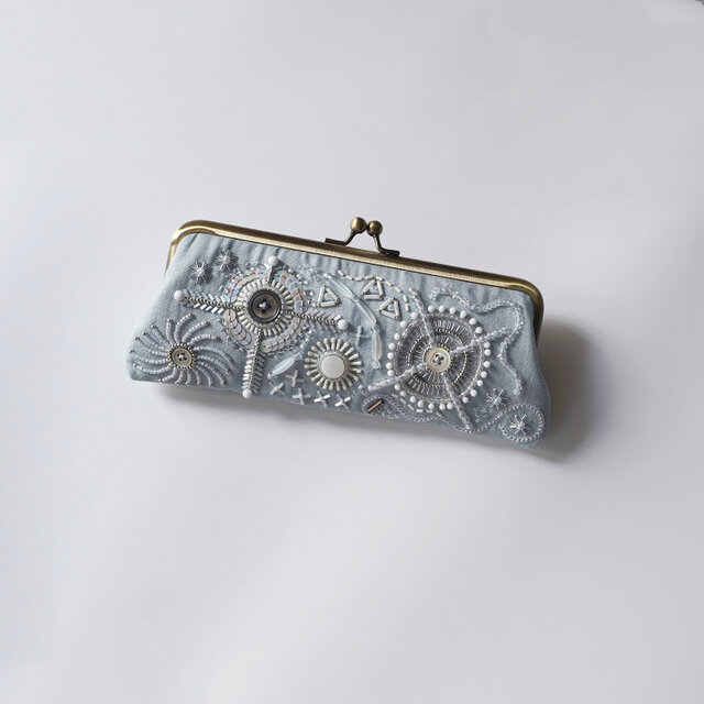 がま口メガネケース ビーズ刺繍 アイスブルー ペンケース兼用 一点もの
