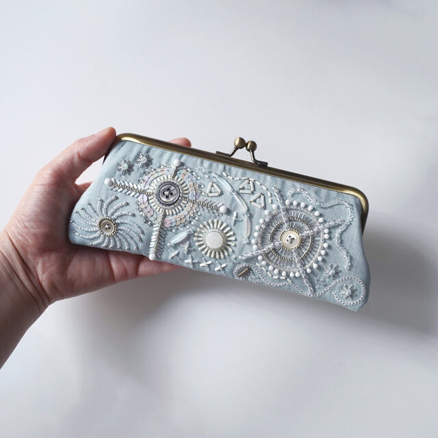 がま口メガネケース ビーズ刺繍 アイスブルー ペンケース兼用 一点もの