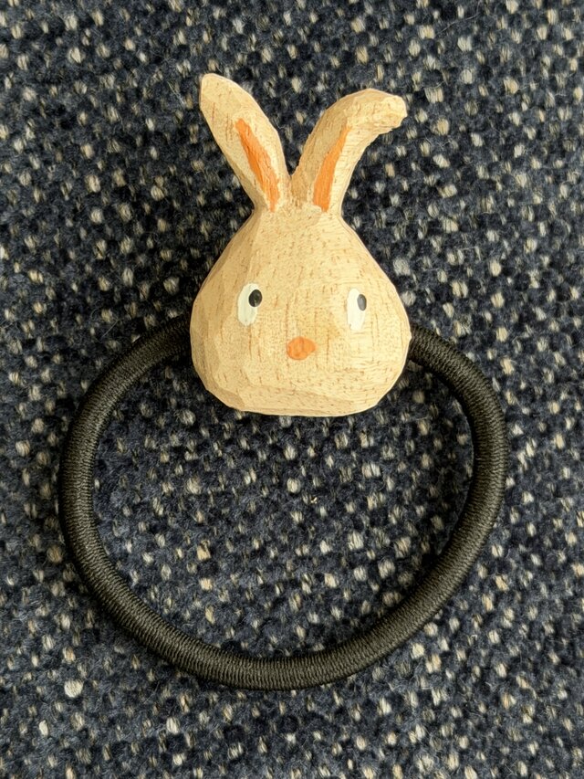 うさぎ様ご確認用☆ハンドメイド　ヘアゴム 木彫りのウサギ ヘアゴム | iichi 日々の暮らしを心地よくする