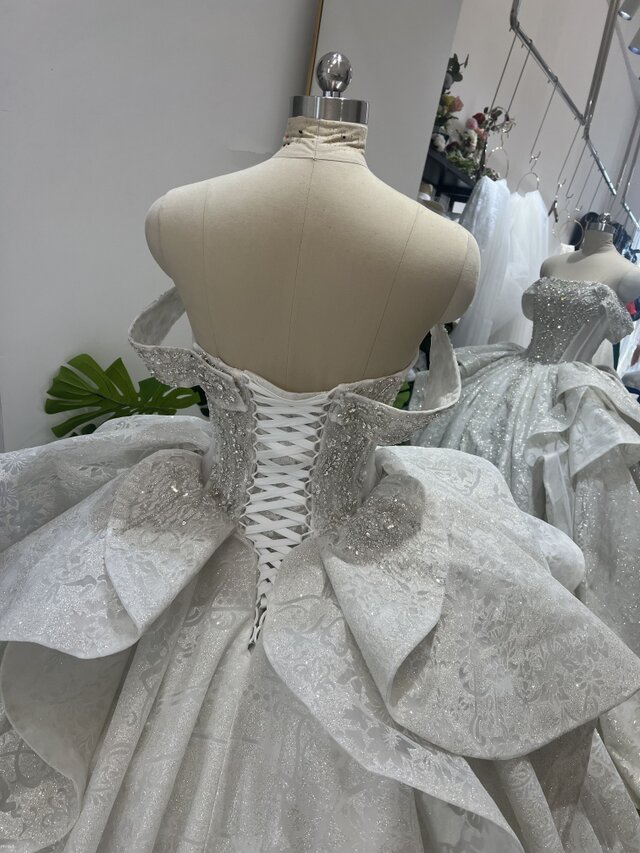 豪華ビジュー刺繍 ウェディングドレス 7号 韓国風　二次会 演奏会 発表 豪華！ウエディングドレス 韓国風ドレス ビジュー オフショルダー