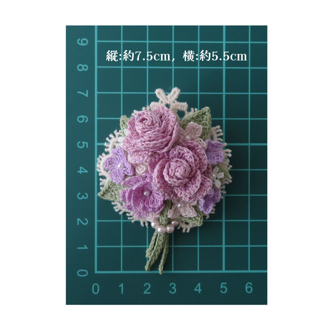 絹糸の輝き】レース編み 薔薇と野の花の小さな花束ブローチ ～pale