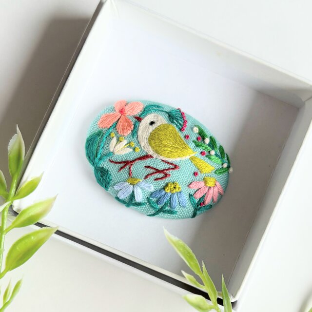 ことりと草花の刺繍ブローチ(botanical）#529 | iichi 日々の暮らしを