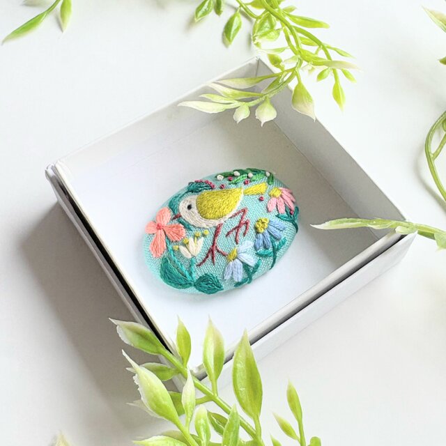ことりと草花の刺繍ブローチ(botanical）#529 | iichi 日々の暮らしを