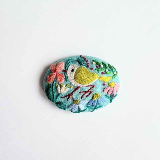 【専用】ハンドメイド　刺繍ブローチ ことりと草花の刺繍ブローチ(botanical）#529 | iichi 日々の暮らしを