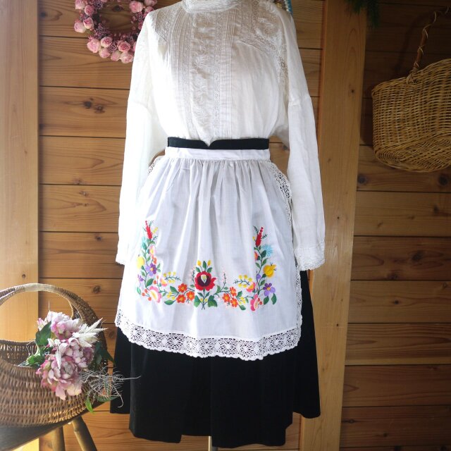 ハンガリー　カロチャ刺繍　エプロン ハンガリー刺繍 カロチャ Kalocsa花柄レース付きエプロン ヴィンテージ