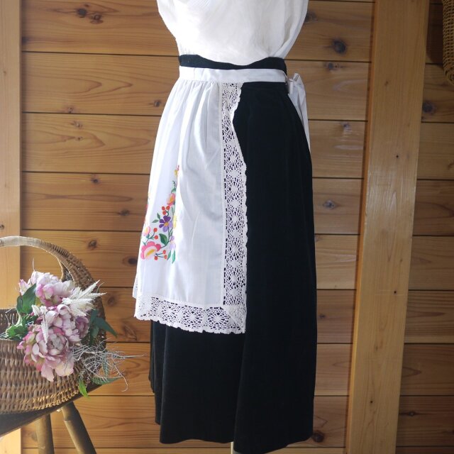 ハンガリー刺繍 カロチャ Kalocsa花柄レース付きエプロン ヴィンテージ