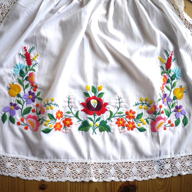 ハンガリー刺繍 カロチャ Kalocsa花柄レース付きエプロン ヴィンテージ