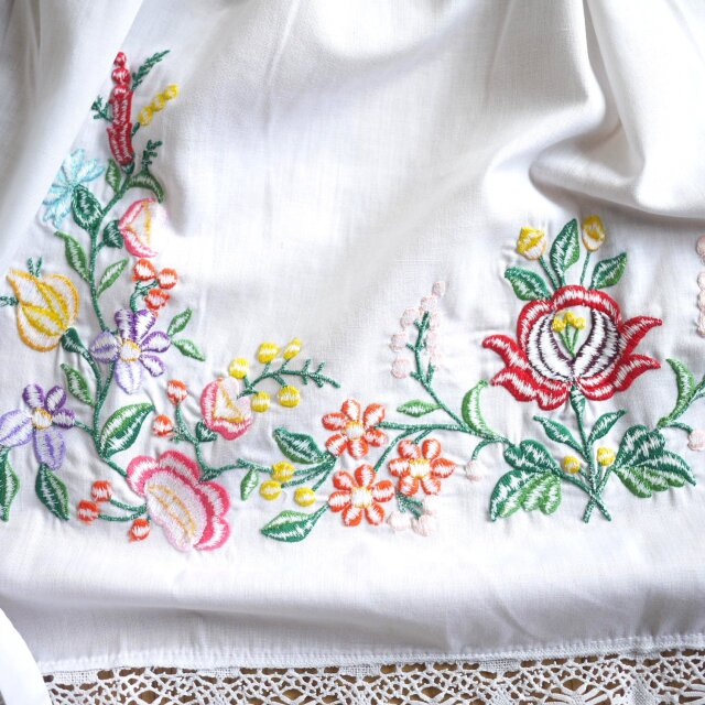ハンガリー刺繍 カロチャ Kalocsa花柄レース付きエプロン ヴィンテージ