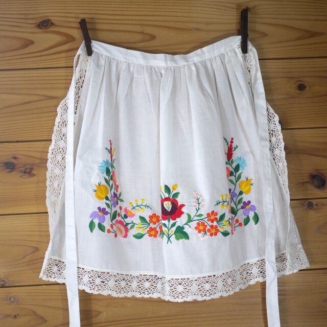 ハンガリー刺繍 カロチャ Kalocsa花柄レース付きエプロン ヴィンテージ
