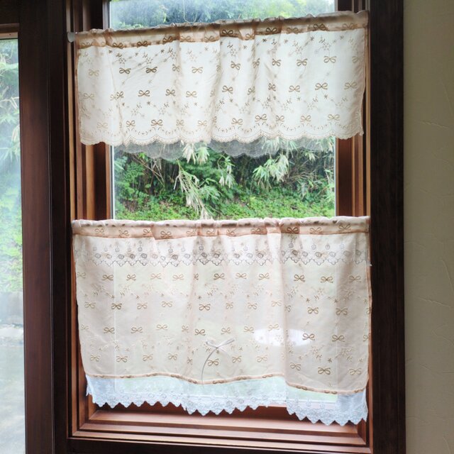フランスアンティーク　ぐるりスカラ　リボンカットワーク　　　マルチ　カーテンにも 優しいピンクのリボン刺繍カフェカーテン＊スカラップ＊ | iichi 日々