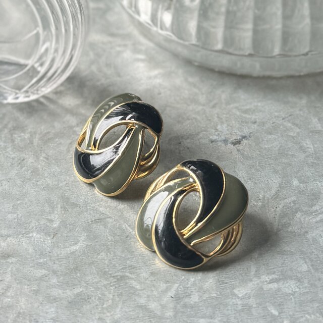 P846-ヴィンテージピアス U.S.A. 1980's Black & Olive Enamel Swirl