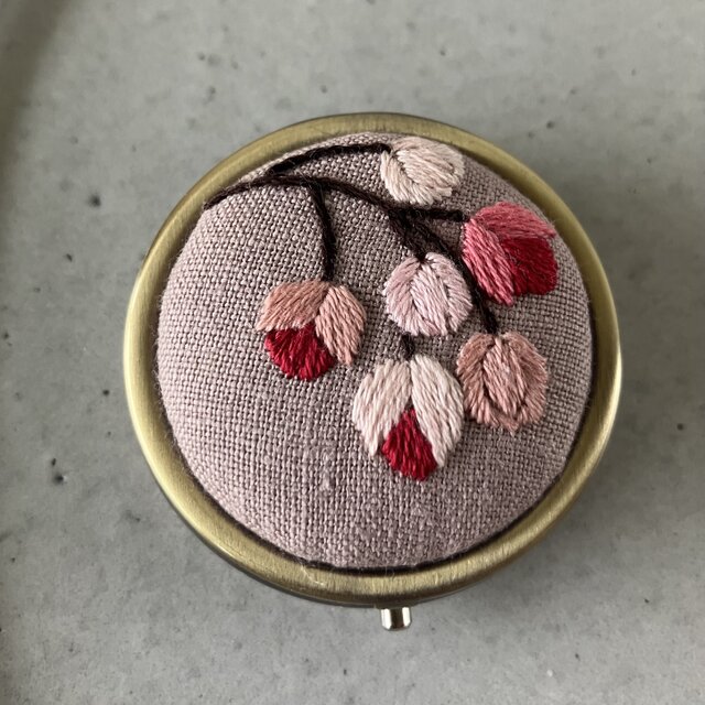 あきめく 刺繍 ピルケース ラウンド 3種 | iichi 日々の暮らしを