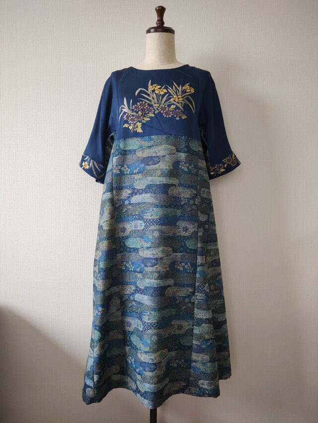 瑠璃紺地花柄刺繍ワンピース | iichi 日々の暮らしを心地よくする