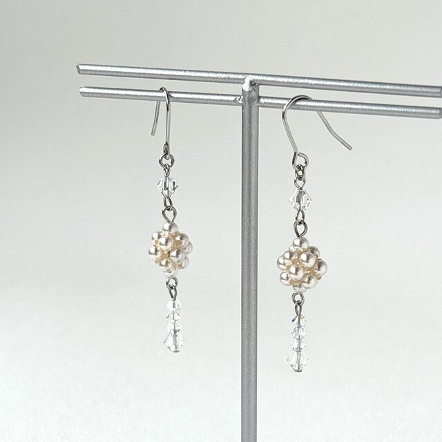 スワロフスキーパールとソロバンの小さな揺れるピアス | iichi 日々の