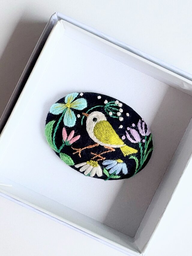 ことりと草花の刺繍ブローチ(botanical）#531 | iichi 日々の暮らしを