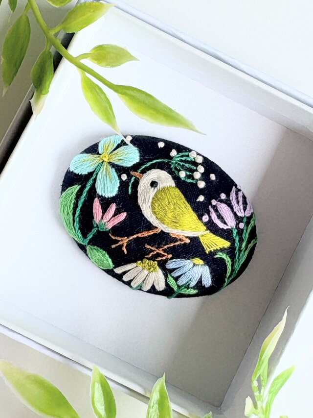 ことりと草花の刺繍ブローチ(botanical）#531 | iichi 日々の暮らしを