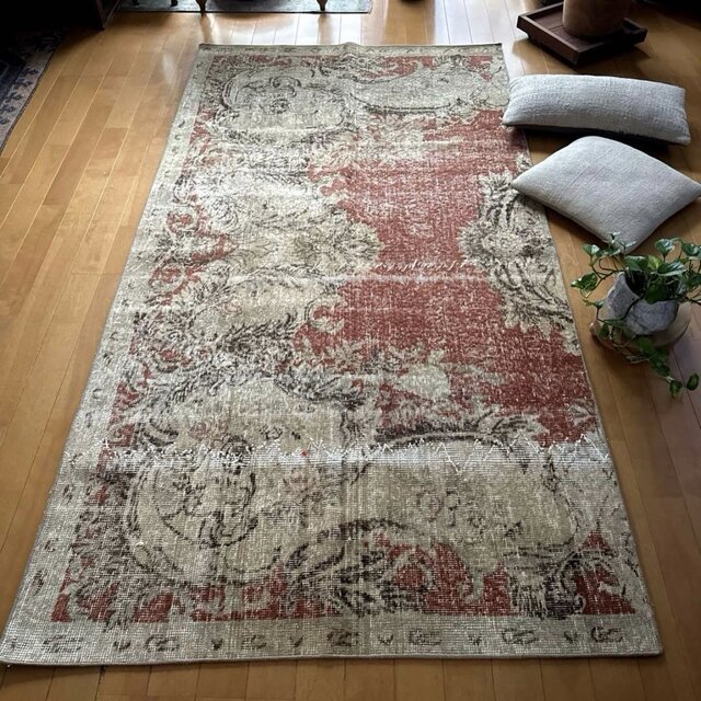 107×205柔らかベージュ　ボタニカル　シャビー　トルコヴィンテージラグ 104×194 秋色テラコッタ カット 擦れシャビー トルコヴィンテージラグ