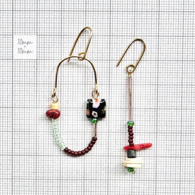 ブラウン・レッド系ミックスビーズ✴︎アシンメトリーピアス | iichi
