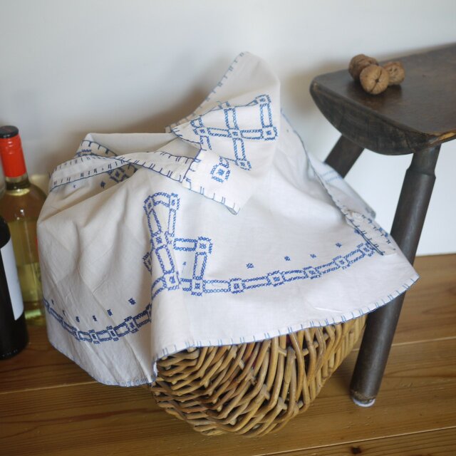 青いクロスステッチラウンドエプロン ドイツヴィンテージ ハンドメイド