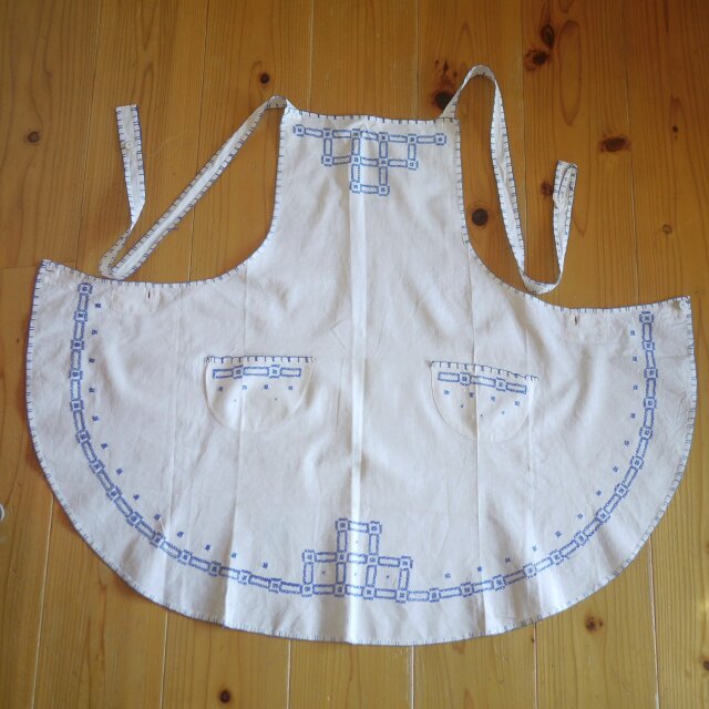 青いクロスステッチラウンドエプロン ドイツヴィンテージ ハンドメイド