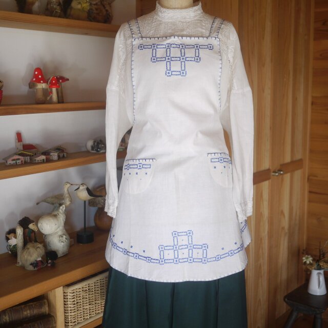 青いクロスステッチラウンドエプロン ドイツヴィンテージ ハンドメイド