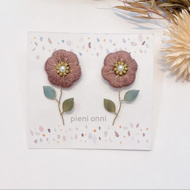 くすみパープルのレトロなお花刺繍ピアス/イヤリング | iichi 日々の