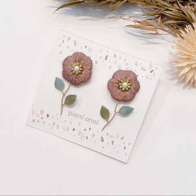 くすみパープルのレトロなお花刺繍ピアス/イヤリング | iichi 日々の