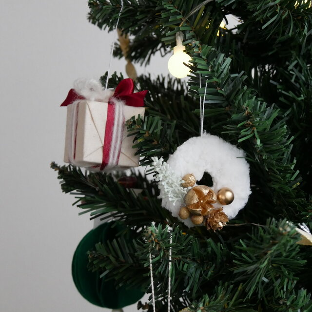 ドライフラワーꕤ︎︎バラと木の実いっぱいクリスマス縦長ガーランドꕤアンティーク Christmas 】クリスマスオーナメント｜毛糸の小物6点｜ドライフラワー