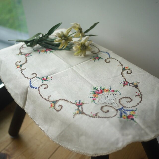 薔薇の蔓 クロスステッチ刺繍 テーブルセンター ドイツヴィンテージ