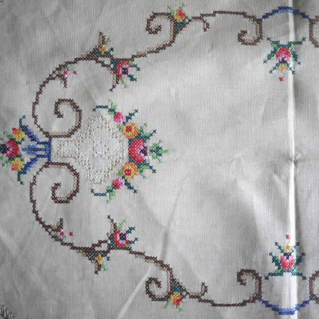 薔薇の蔓 クロスステッチ刺繍 テーブルセンター ドイツヴィンテージ