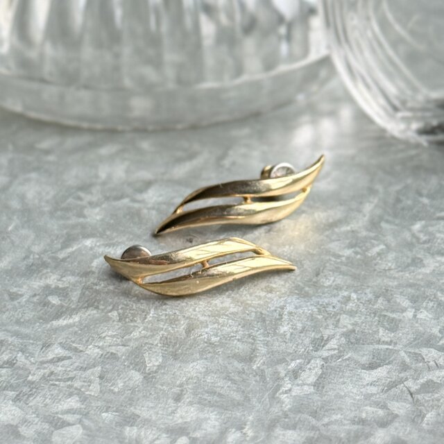 P847-ヴィンテージピアス U.S.A. 1980-90's Gold-Tone Curved Leaf