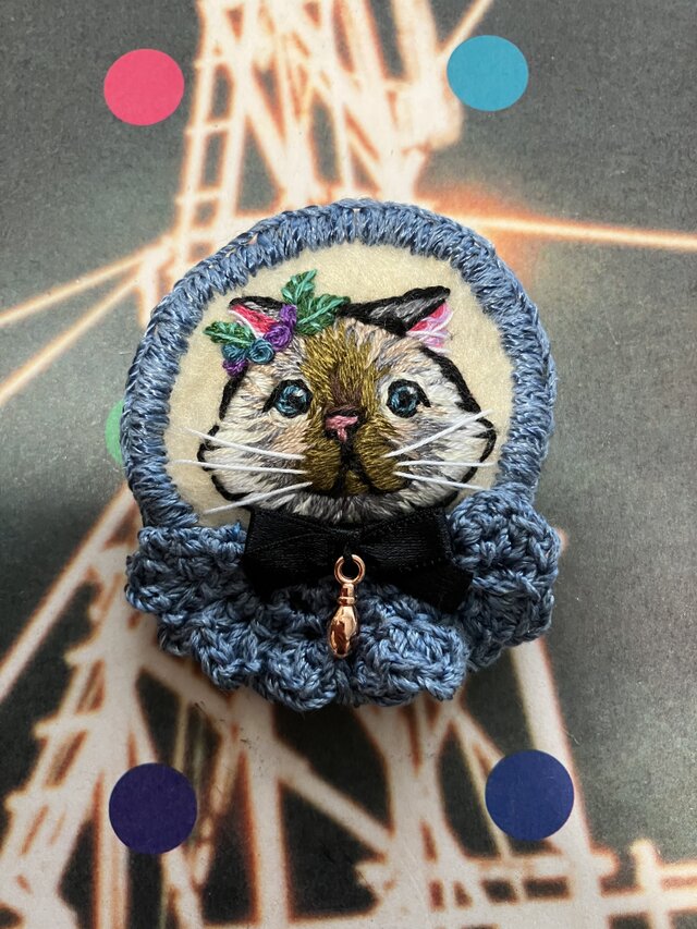 猫刺繍ブローチ シャム猫のおめかし | iichi 日々の暮らしを心地よく