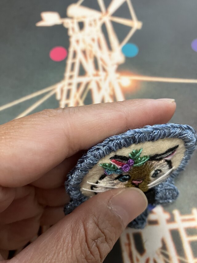 猫刺繍ブローチ シャム猫のおめかし | iichi 日々の暮らしを心地よく