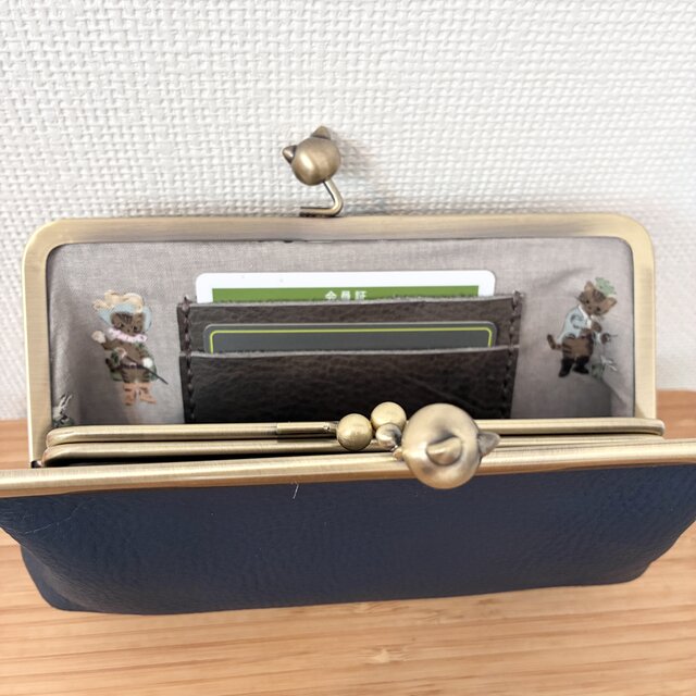 外ポケットがついた、ネコ玉親子がまぐちの本革長財布（ふかふか紺色