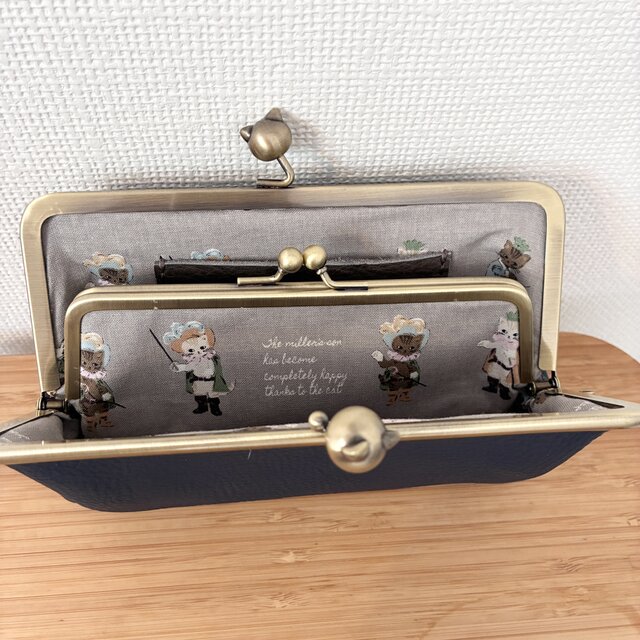 外ポケットがついた、ネコ玉親子がまぐちの本革長財布（ふかふか紺色