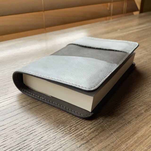 限定品／文庫本サイズ》レザーブックカバー（Cenere／Topo） | iichi