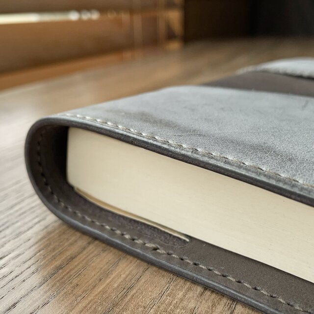 限定品／文庫本サイズ》レザーブックカバー（Cenere／Topo） | iichi
