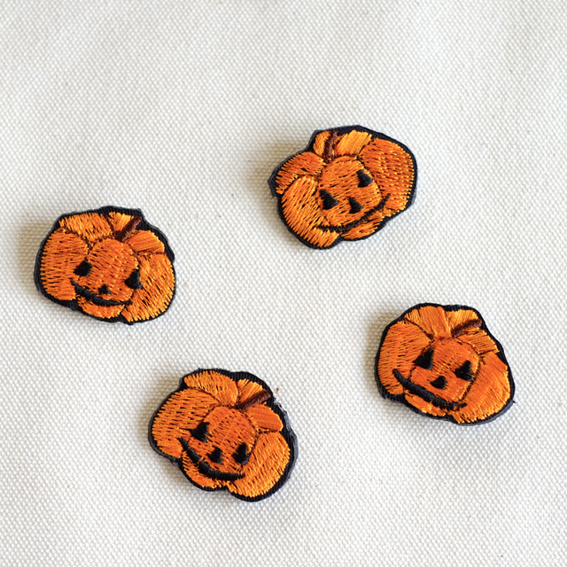 かぼちゃ③　ベージュ生地　刺繍ブローチ　ハロウィン 刺繍ブローチ/かぼちゃ | iichi 日々の暮らしを心地よくする