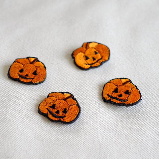 刺繍ブローチ/かぼちゃ | iichi 日々の暮らしを心地よくする