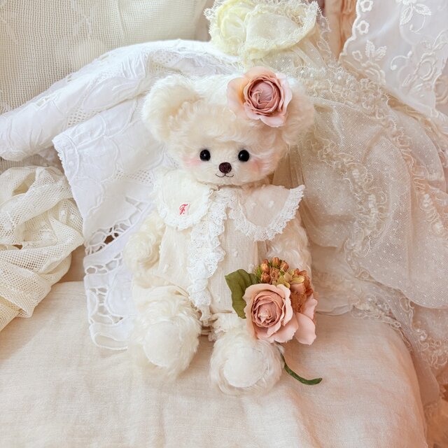 Blanche(ブランシュ)— 愛とやさしさがそっと花咲く、天使のテディベア