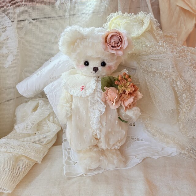 Blanche(ブランシュ)— 愛とやさしさがそっと花咲く、天使のテディベア
