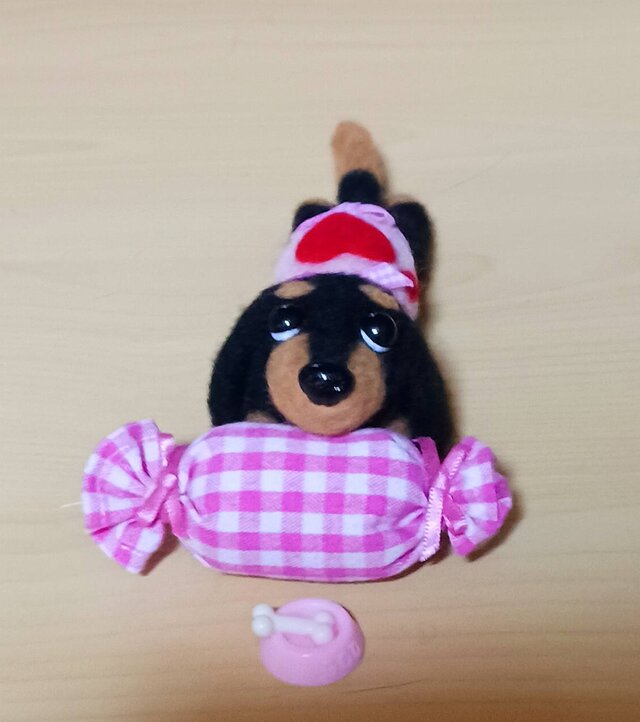 ダックスフンド　羊毛フェルト　ぬいぐるみ　置物 羊毛フェルト ダックスフンド キャンディ クッション 置物 | iichi