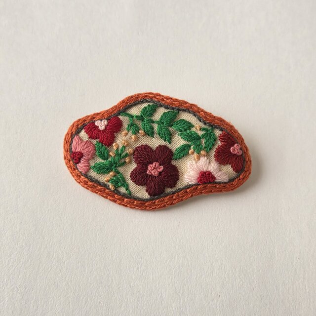 咲きこぼれる小花の手刺繍ブローチ | iichi 日々の暮らしを心地よく