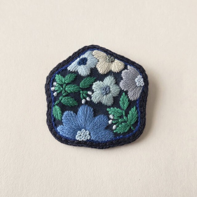 咲きこぼれる小花の手刺繍ブローチ | iichi 日々の暮らしを心地よく