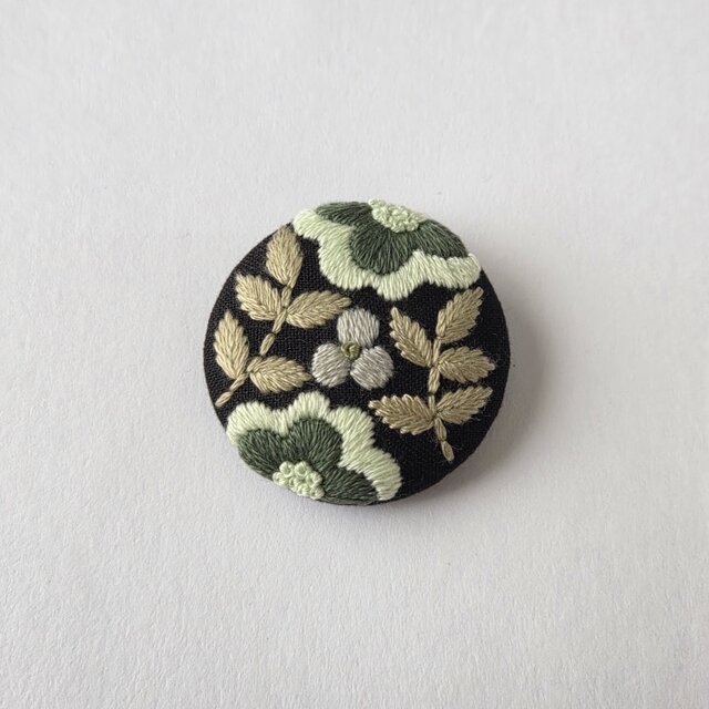 草花の手刺繍くるみボタンブローチ | iichi 日々の暮らしを心地よく