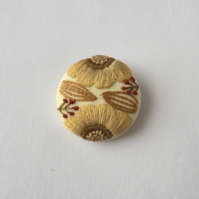 草花の手刺繍くるみボタンブローチ | iichi 日々の暮らしを心地よく