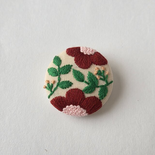 草花の手刺繍くるみボタンブローチ | iichi 日々の暮らしを心地よく